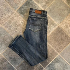 Blå Jeans - Diesel - Tja! Säljer nu dessa blå urtvättade jeans från Diesel. Storlek: 34/34, passar dig som är 180-190 cm. Skick: 8/10, fint skick. Nypris: 1600kr. Kontakta mig för mer bilder eller info!