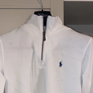 Ralph Lauren Long Sleeve - Använd fåtal gånger. Fräsch långärmad tröja med bra passform! Nypris 2 000.