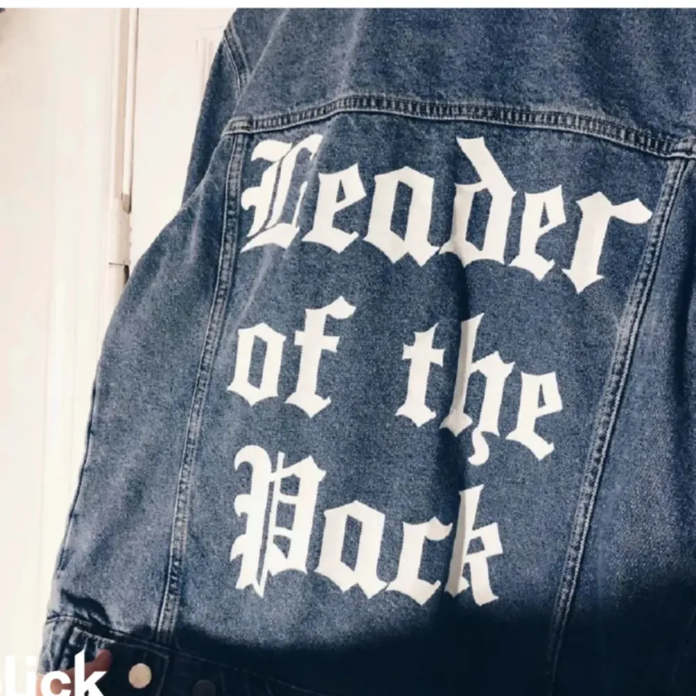 Hur snygg är inte denna?? 😍 Jeansjacka med motivet ”Leader Of The Dark” på rygg. Köpt på NA-KD, strl. 38. Lappar kvar, nyskick!. Jackor.