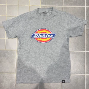 Dickies t-shirt grå - Hej! säljer pga ingen användning, frakt tillkommer! Pris kan alltid diskuteras🤍💞