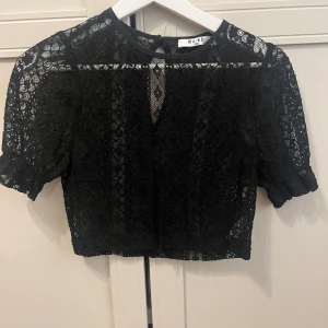 Spetstopp från NA-KD  - Lite kortare i modellen, använd cirka 4/5 gånger. Köpt för ungefär 2 år sen! 