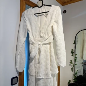 vit klännign - använd en gång<3