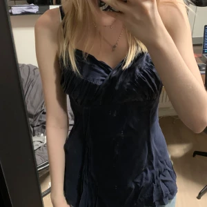 Blå festtopp - Mörkblå festtopp i mesh🎀 Storlek M eller S(om större byst) Svarar gärna på frågor om mått, prisförslag osv❤️