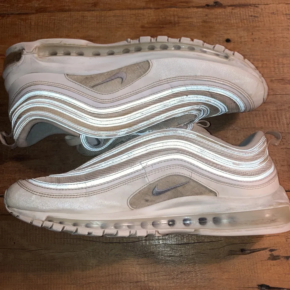 Säljer mina Air Max 97, i storlek 46. Använda några gånger men inga stora skador alls. 100% äkta. Skor.