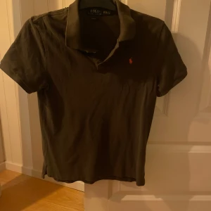 Ralph Lauren - Tja säljer den fett pikén i storlek 170  Ny skicka endast använd någon gång. Skick 10/10 Skriv om ni har några funderingar. 