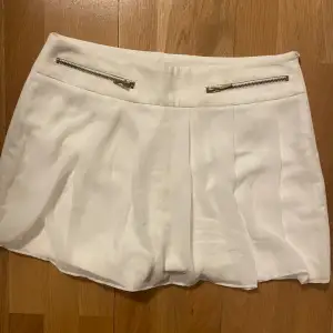 Jätte snygg shorts som ser ut som en kjol från zara💗 storlek m