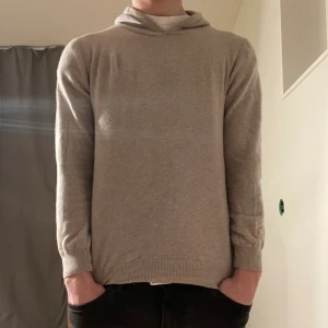 Oscar Jacobsson Hoodie - Snygg hoodie i kashmir och ull blend. Beige. Storlek xs, ok skick. 