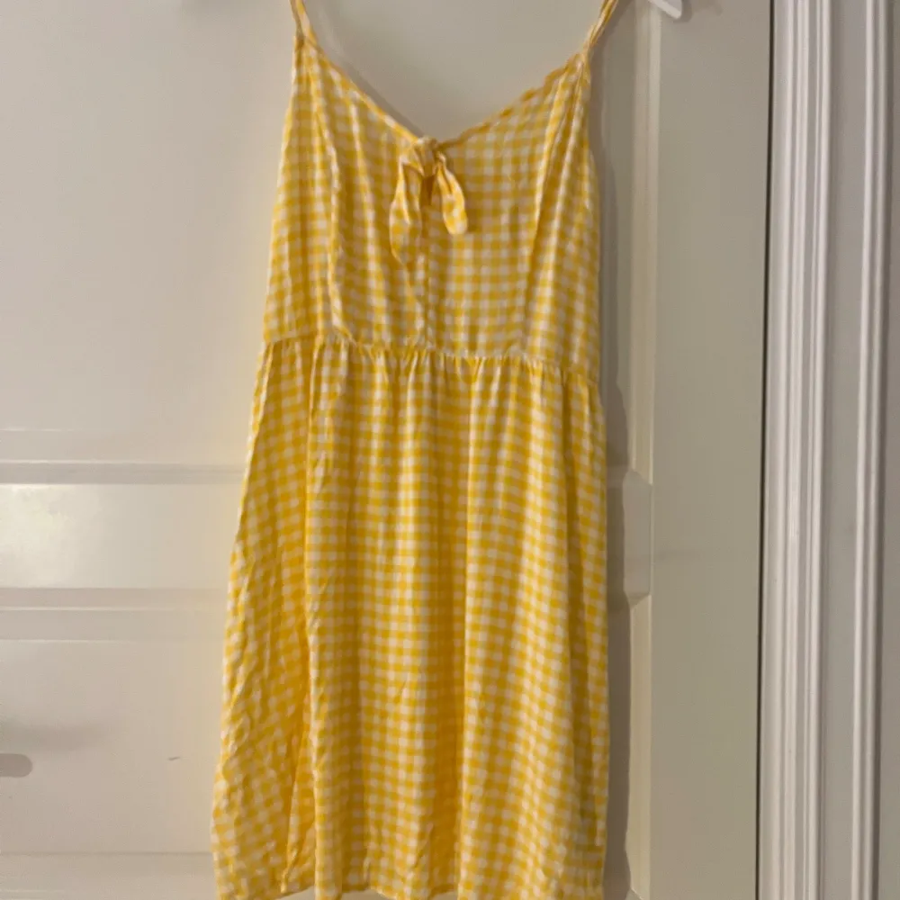 Rutig gul klänning från h&m! Mysig sommarklänning! Säljer pga jag använder den inte. Klänningar.