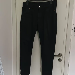 svara jeans  - säljer ett par sköna regular tapered jeans, köpt från h&m inte för länge sen och använt några gånger