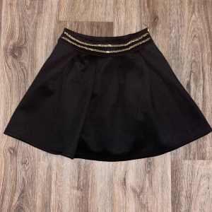  Kjol  - Svart kjol med guld detaljer i storlek S🖤