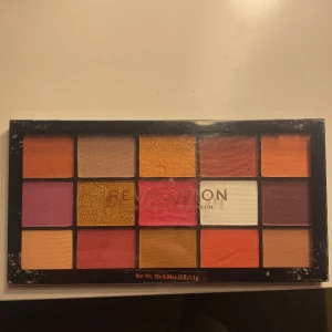 Smink pallet  - Smink palett som endast är använd på 1 färg(med borste) samt lite difekt på två andra skuggor.  Ögonskugga!