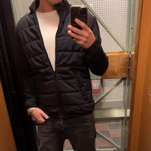 Zara Cardigan - En svin skön Zara cardigan i storlek M, men passar också S. As najs nu inför våren. Den köptes för ungefär ett år sen o e knappt använd, så cond e 9/10 o den har inga hål eller något.  Skriv vid intresse!