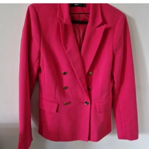 Rosa kavaj  - Superfin cerise kavaj med guldknappar från Gina.  Strl 36. Fynd! 