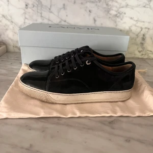 Lanvin - Hej! Säljer dessa feta skor.  Lanvin cap toe sneaker ~ Storlek 8 (Svensk storlek 42) ~ Skick 8/10 (Smuts som går bort vid tvätt) ~ Nypris ca 4000kr, vårt pris 2399! Hör av er vid funderingar eller frågor, MVH!