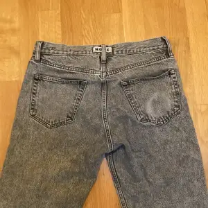 Ett par väldigt snygga gråa hope rush jeans Storlek 29 men skulle säga att dom passar 30-32 också Kondition:7/10 då dom har förstörts där nere 