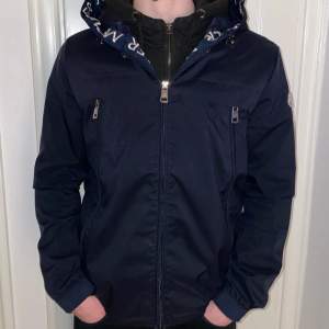 Navy blue moncler windbreaker i strl 2/Medium. Kvitto finns ej då jag fick den av en vän för snart 1 år sedan, kom privat vid frågor. Tar även emot byten!