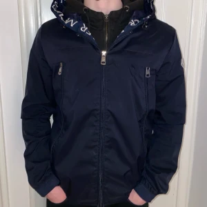 Moncler windbreaker navy blue - Navy blue moncler windbreaker i strl 2/Medium. Kvitto finns ej då jag fick den av en vän för snart 1 år sedan, kom privat vid frågor. Tar även emot byten!