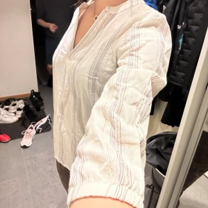 Somrig blus - Säljer denna somriga blusen från Saint Tropez. Storlek Xs och aldrig använd. Nypris 400kr. Kom privat för frågor!💥
