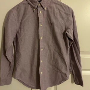Ralph Lauren ljuslila(ljung) skjorta stl XS - Jättefin damskjorta i stl XS Färgen är ljuslila (ljung) Nyskick ! 