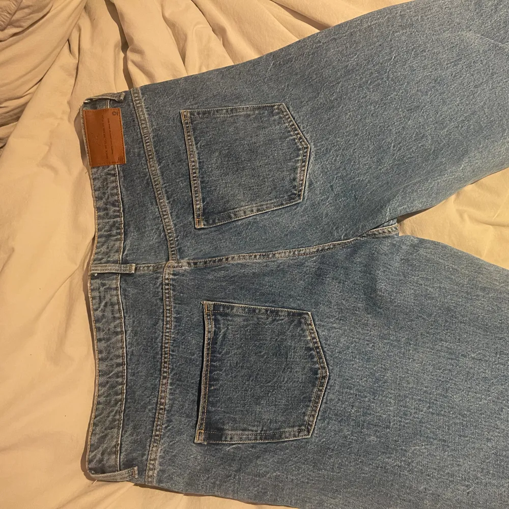 Jättefina ljusblåa jeans. Modellen är lite mer åt de manliga hållet men är också väldigt fina på kvinnor🙏🫶🏽💘Säljer då jag köpte dem och sedan glömt bort dem så dem är bara använda ca 2-3 gånger utan några skador😁🫶🏽. Jeans & Byxor.