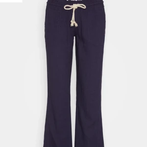 Roxy linnebyxor - Säljer mina helt oanvända mrökblåa/ nästan svarta linnebyxor då dem inte kommer till användning längre. Jätte fina och sköna, även lågmidjade. Dessa är helt oanvända och jag är 160 och dessa sitter perfekt! Priset kan diskuteras