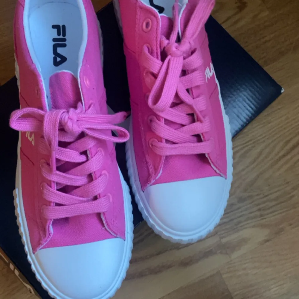 Ett par rosa fila skor i storlek 40. aldrig använda bara testade en gång, jag dröjer dessa för dem var förstora för mig och passade inte riktigt min stil❤️🌸  Pris kan diskuteras  Skriv om intresse eller fler bilder. Skor.