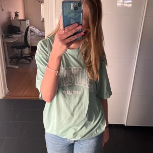 T shirt - T Shirt med California tryck i grön, aldrig använd.