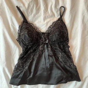 Spets linne  - Säljer detta populära spets linnet från New Yorker. Storlek M, men passar S också. Aldrig använt, endast provad. Säljer då det inte kommit till användning. Kan gå ner i pris vid snabb affär!