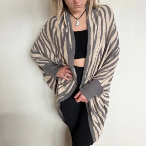 Cardigan print  - Cozy cardigan with animal pattern. Beige/black   Size: M/L Condition: very good 