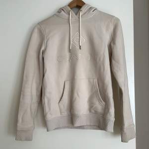 Ljusbeige hoodie från Gant i storlek xs.  Använd få gånger, så inga fläckar eller andra skavanker!