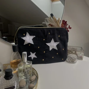 Denimcase UF - Datorfodral från denimcase uf (mitt egna uf företag). Fodralen är tillverkade av återvunna jeans och passar 13”, såsom MacBook och tinkpads. Tidlösa, snygga och framförallt miljövänliga💓 tveka inte att höra av er vid fler frågor!  Instagram: denimcaseuf 