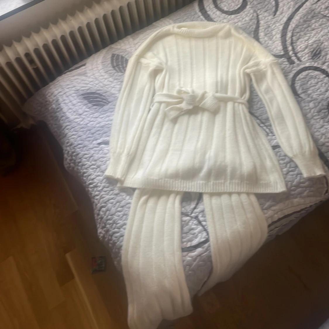 Ett jätte fint vitt stickat set storlek M