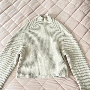 Stickad tröja  - Nytt skick och köpt på H&M. Väldigt skön och knappt använd!