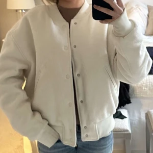 Vit bomber jacka - Vit oversize bomber jacka ifrån Weekday. Använt fåtal gånger!!  