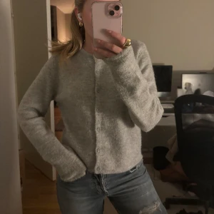 Grå stickad kofta - Knappt använd!