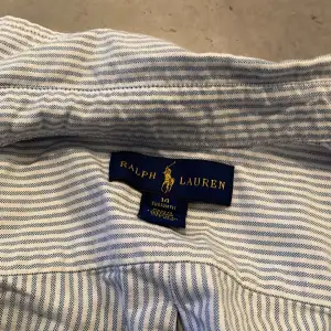 Ralph Lauren skjorta i storlek Customfit 14 i färgen vit och ljusblå