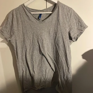 Grå tshirt  - Grå Tshirt från hm i storlek M