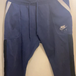 Nike Airmax Tracksuit  - Nike Air Tracksuit  Obs! Hoddien finns i profilen   -skick 9/10 -strl m -nypris 2400 ” hela tracksuiten”  Legar i garderoben för det mesta, hit me up! Passar män, kvinnor och alla kön säkert nog.  Mvh D 