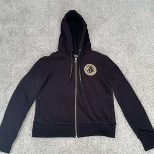 Versace tröja - Säljer en helt ny Versace tröja använd 1 gång. Finns byxor till. Dom är unisex modell och passar på tjej och kille