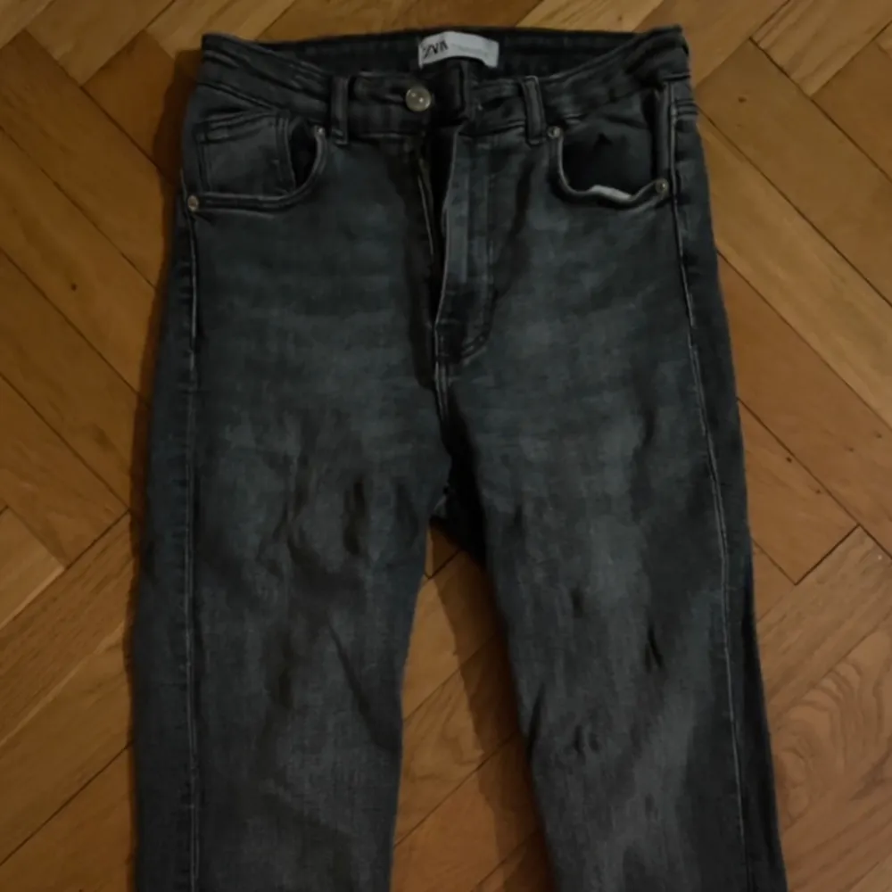 Zara jeans, gråa, med slits nedåt. Jeans & Byxor.