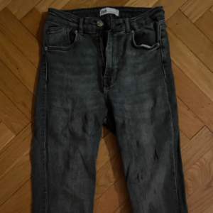 Zara jeans, gråa, med slits nedåt