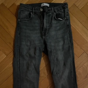 Zara Jeans - Zara jeans, gråa, med slits nedåt