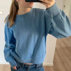 En jättefin blå sweatshirt från Zara i storlek L men skulle säga att den är mer S/M. Använd men i gott skick. Säljer pågrund av att jag inte använder den mycket.☺️