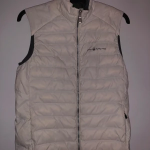 Väst  - Jag säljer min seal racing väst nu den e använd ett par gånger men 10/10 i skick ny pris 2500kr 