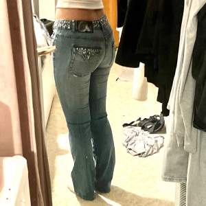 Super snygga midwaist Jeans med rhinestones 😻😻 jättesnygga och bekväma men för stora på mig (det är min kompis i bilden). Inga defekter. Använd gärna köp nu! 