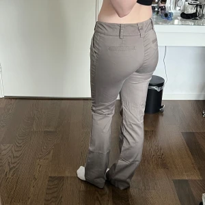 Bruna kostymbyxor - Bruna lågmidjade kostymbyxor från Orsay. Midjemått: 80 cm. Innerbenslängd: 81 cm. Inga defekter. Modellen är 167 cm lång. Skriv privat för mer bilder och mått! 💕