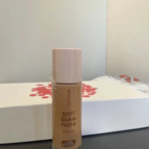 Catrice soft glam filter - Endast swatchat i färgen 020 light medium