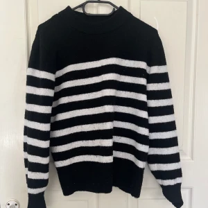 Stickad randig tröja - den kommer inte till användning längre därav säljer jag den❤️