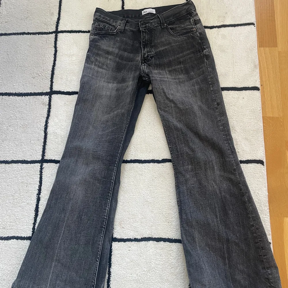 Super snygga bootcut jeans från zara! Kan även tänka mig att byta mot 36!🫶🏼🤩. Jeans & Byxor.