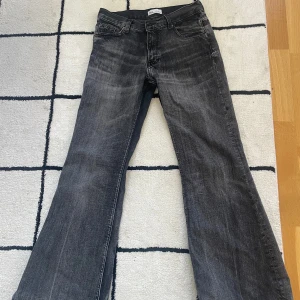 Zara jeans - Super snygga bootcut jeans från zara! Kan även tänka mig att byta mot 36!🫶🏼🤩